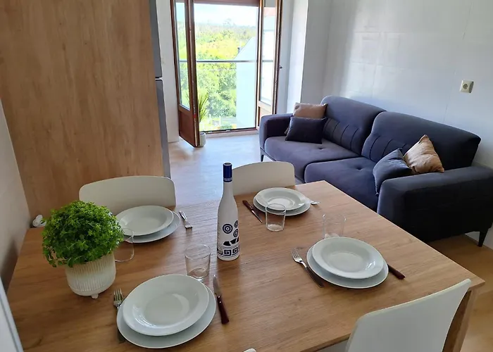 Apartment Pose Baio *